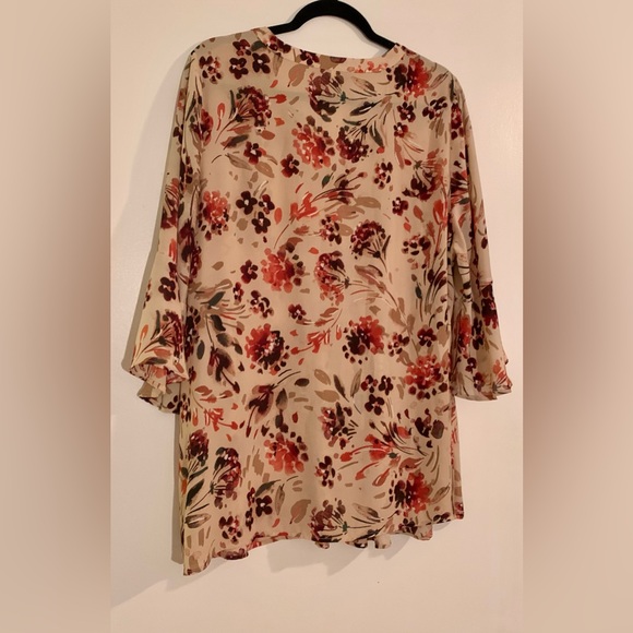 082 CATHERINES floral plus pin tucked blouse - Picture 3 of 6